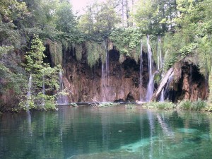 800px-Wasserfall_Plitvicer_Seen